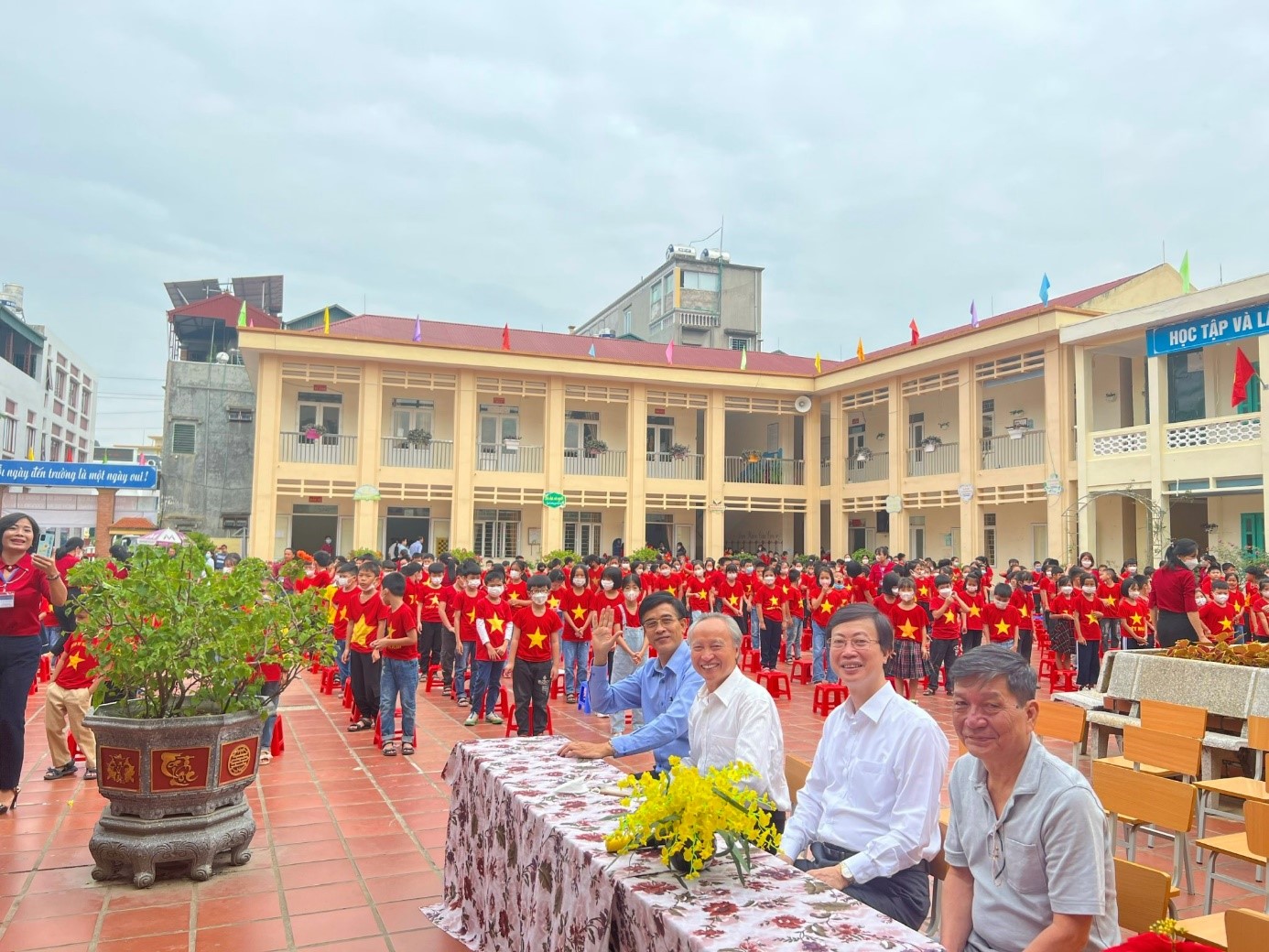 Đoàn giám sát tham dự buổi truyền thông tại trường Tiểu học Him Lam